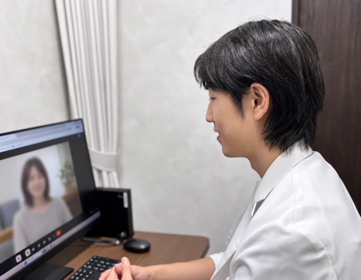 画面越しに患者と話す医師