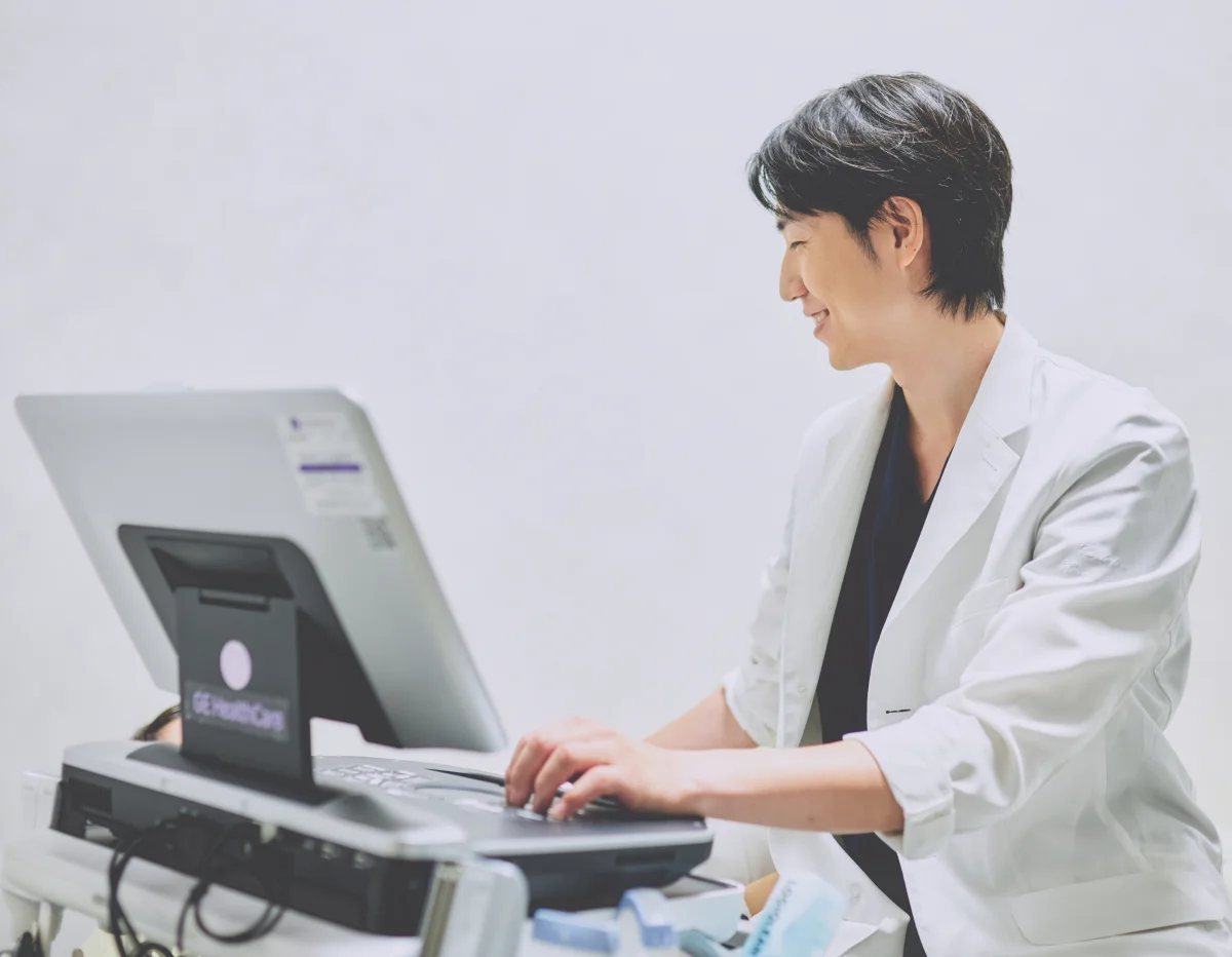 超音波診断装置を操作する医師