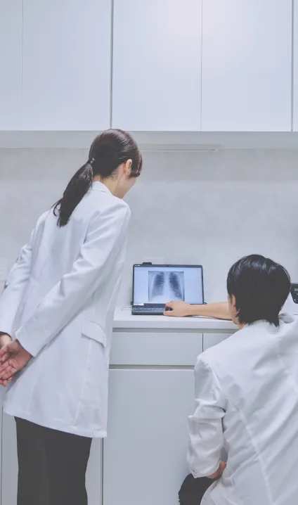 ノートパソコンで胸部レントゲン画像を確認する二人の医師