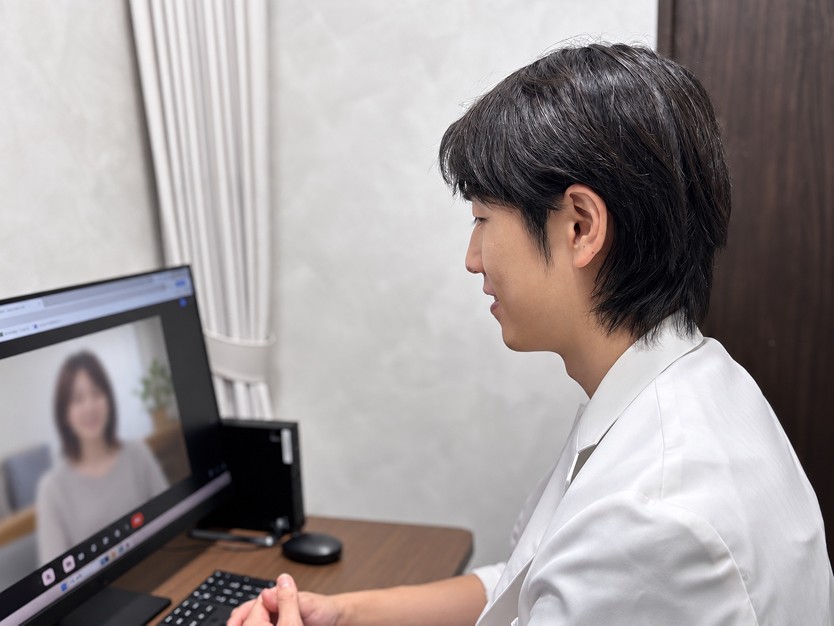 パソコンの画面越しに患者と話す医師