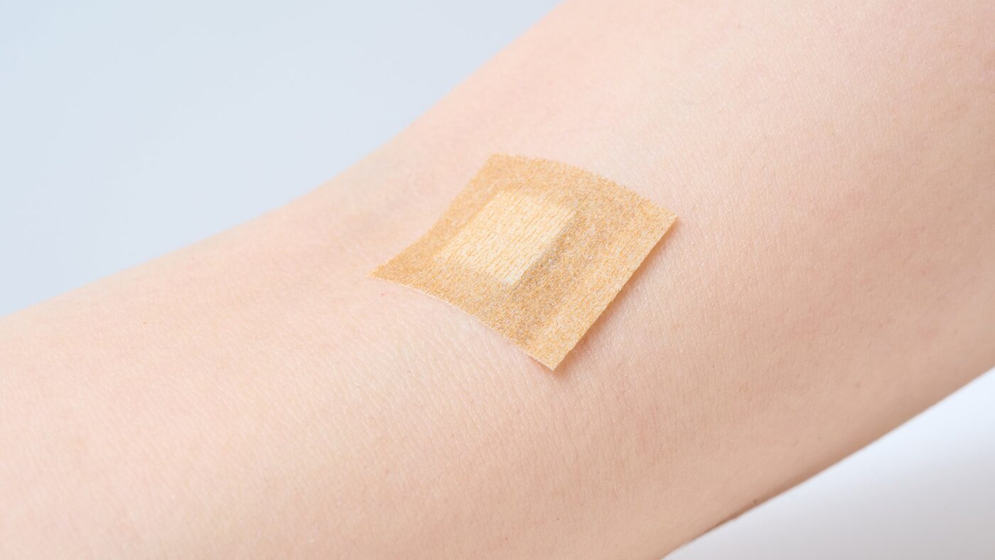 接種後の腕に貼られた絆創膏