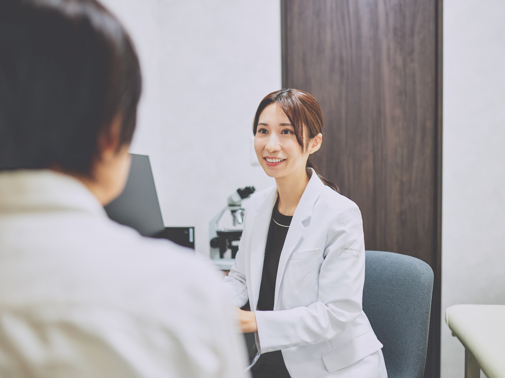 診察中の女性医師と患者