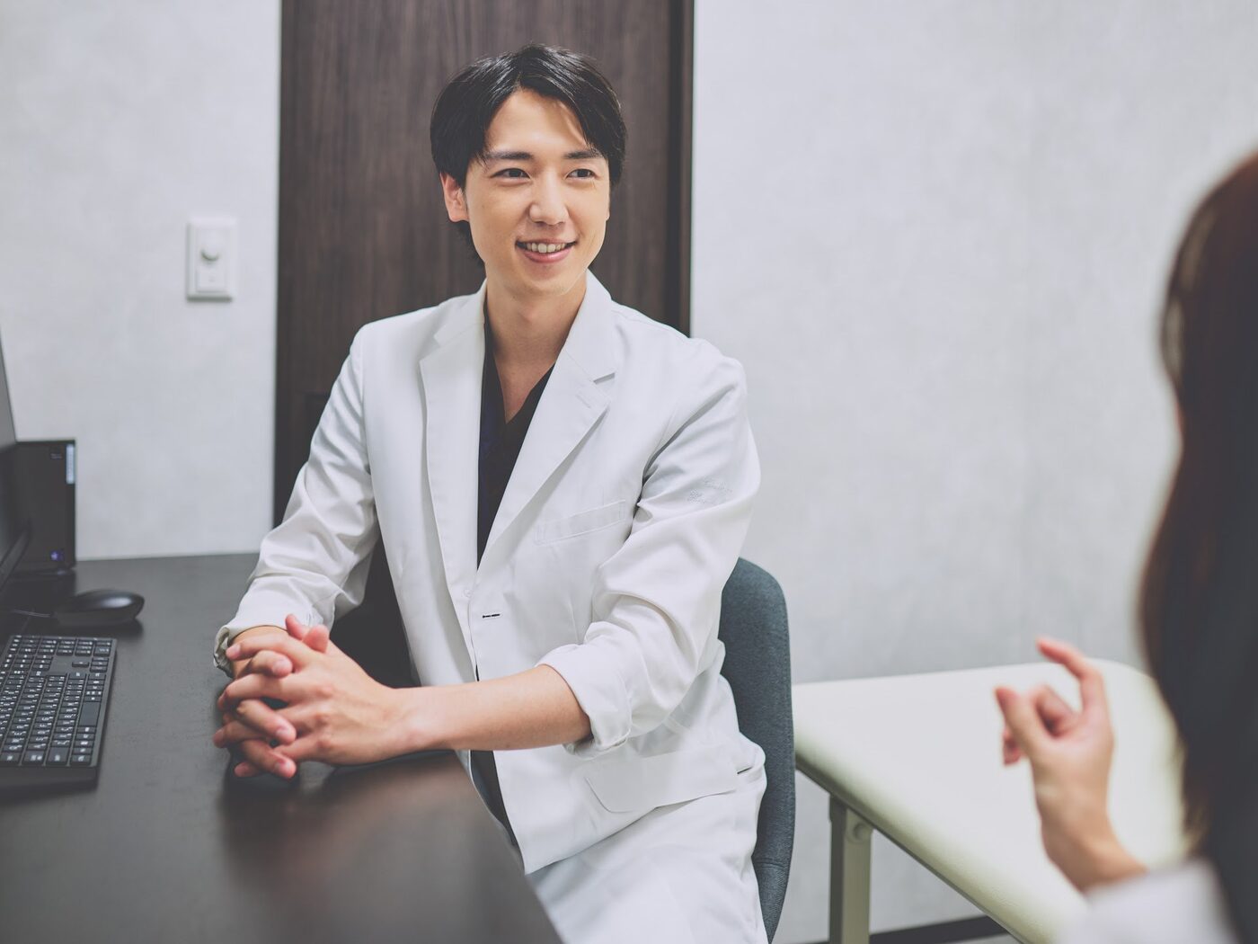 診察中の男性医師と患者