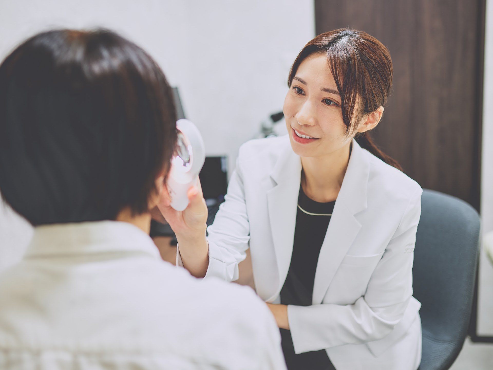 患者に説明する女性医師
