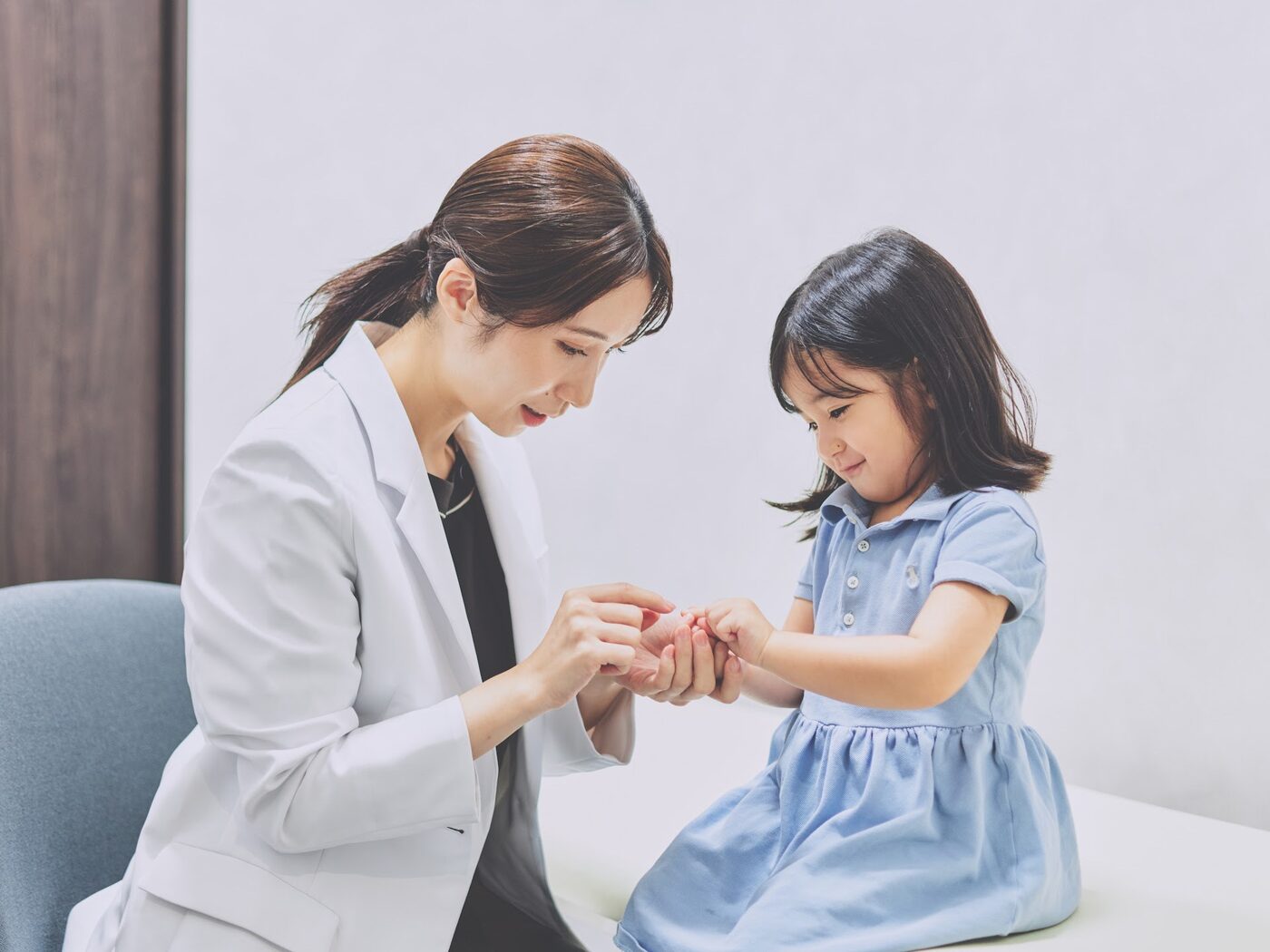お子さまを診察する女性医師