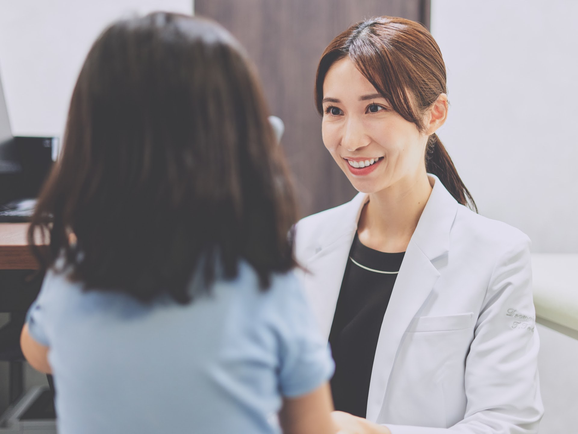 お子さまとお話しする女性医師