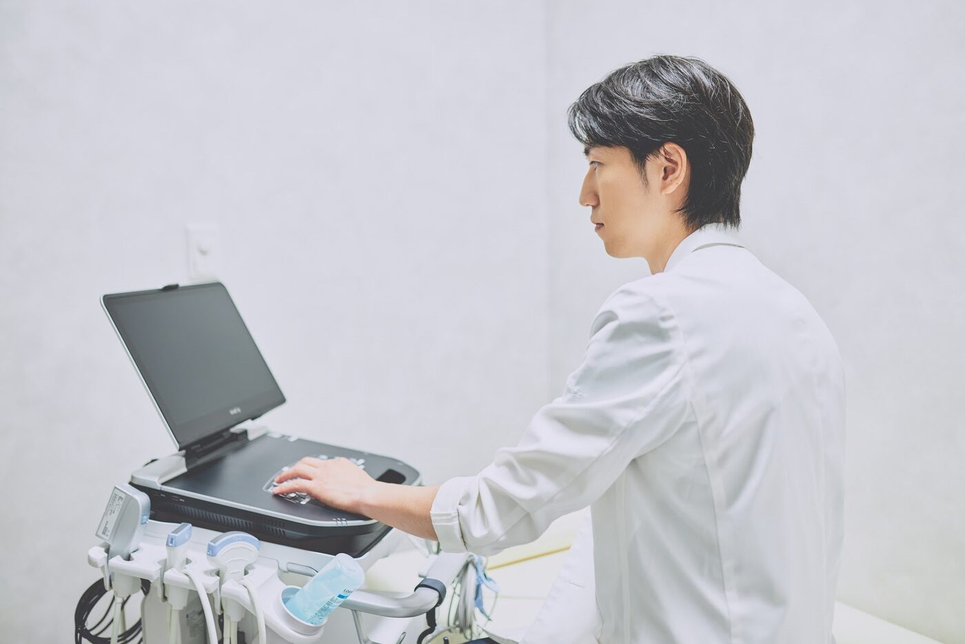 超音波検査装置を操作する医師