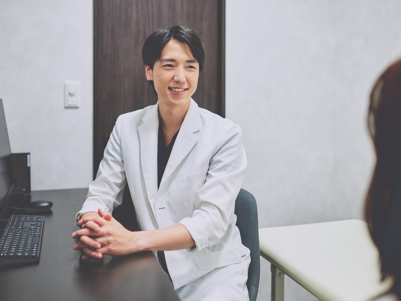 診察中の男性医師